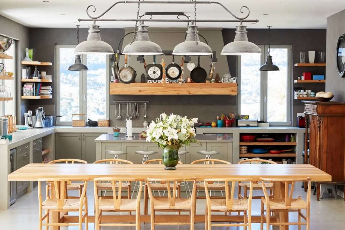 من النصائح المتعلّقة بتصميم الصالة المفتوحة، إيلاء أهمية لإضاءة كل ركن حسب وظائفه