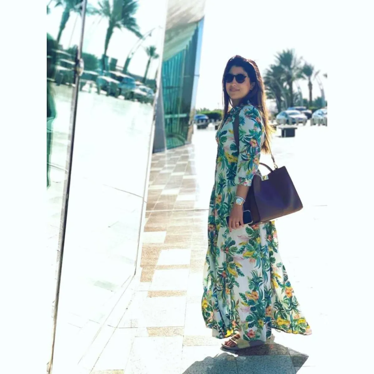 آيتن عامر بفستان مطبع بالورود الخضراء مع حقيبة كتف من الجلد البني