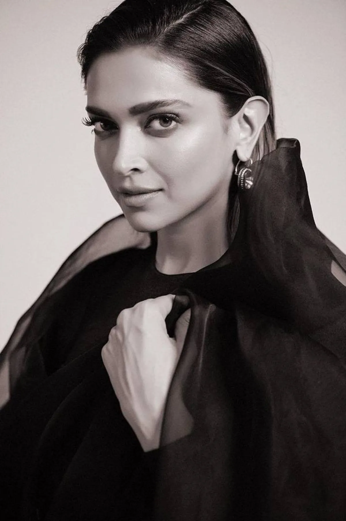 ديبيكا بادكون بتسريحة الشعر المنسدل للخلف مع الغرة الجانبية