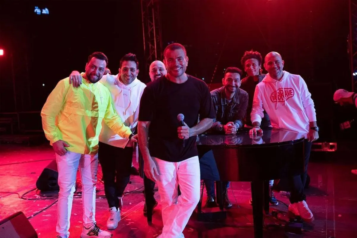 عمرو دياب والملحن عزيز الشافعي والشاعر تامر حسين من حفل عمرو دياب أمس في دبي - الصورة من حساب عمرو دياب على انستغرام