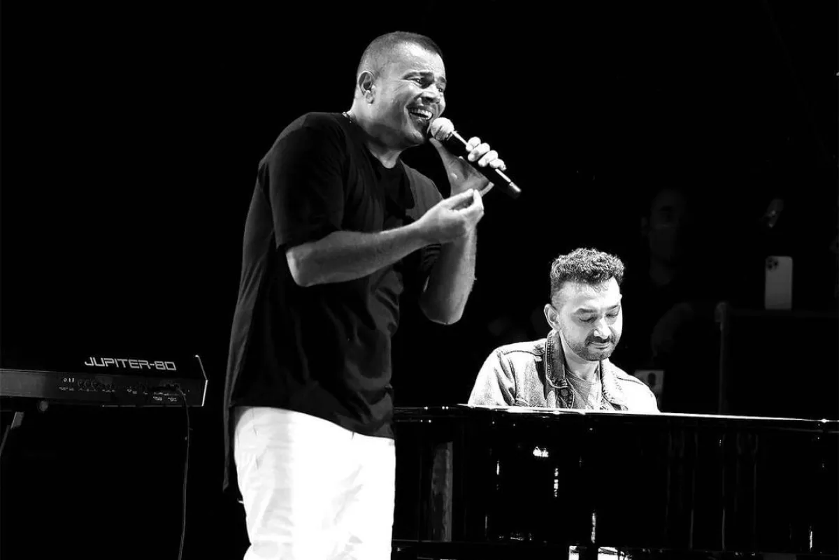 نادر حمدي يشارك عمرو دياب الغناء وسط تفاعل من الحضور - الصورة من حساب عمرو دياب على انستغرام