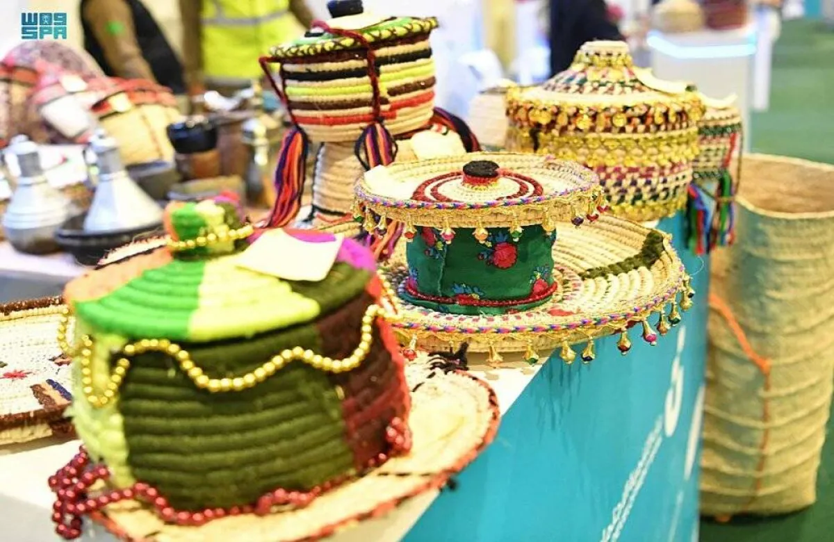 الأزياء والمشغولات اليدوية ذات الطراز القديم تجذب زوار مهرجان جازان للعسل