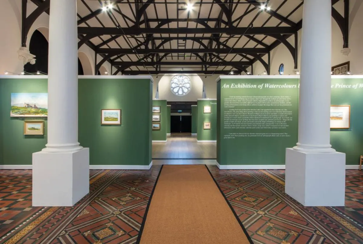 معرض الألوان المائية للأمير تشارلز بكنيسة عتيقة منذ القرن التاسع عشر 