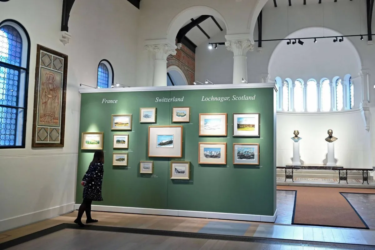 معرض الألوان المائية للأمير تشارلز بكنيسة عتيقة منذ القرن التاسع عشر 