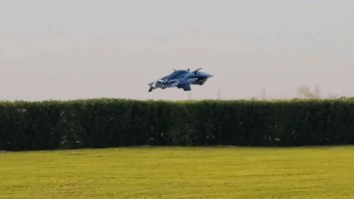 سيارة تطير في سماء دبي