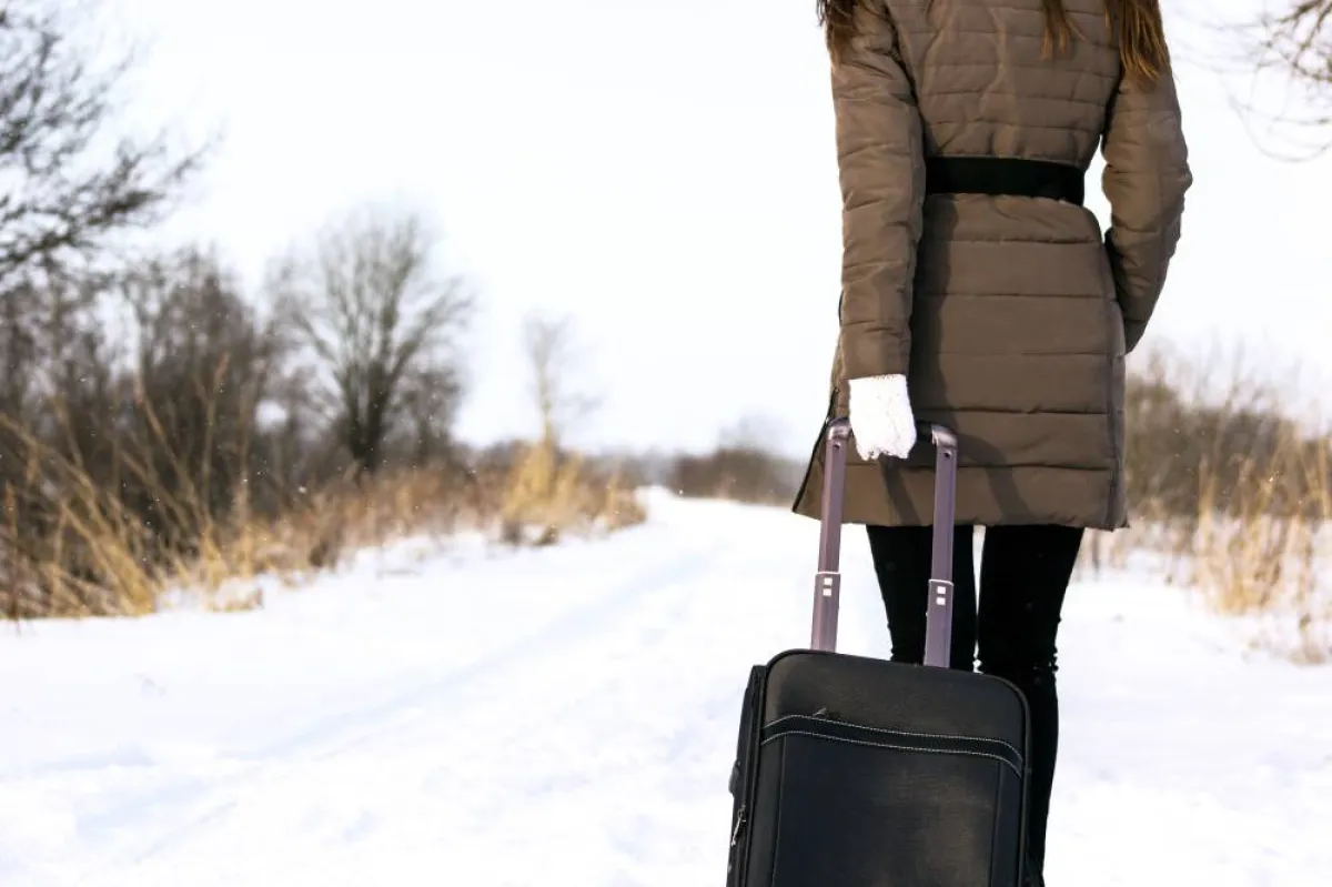 وضع الأغراض الضرورية فقط بحقيبة السفر