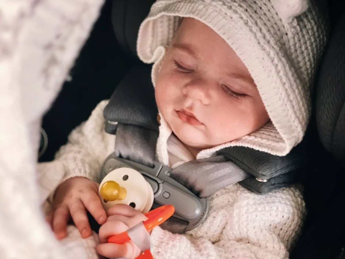 صورة طفل نائم في السيارة