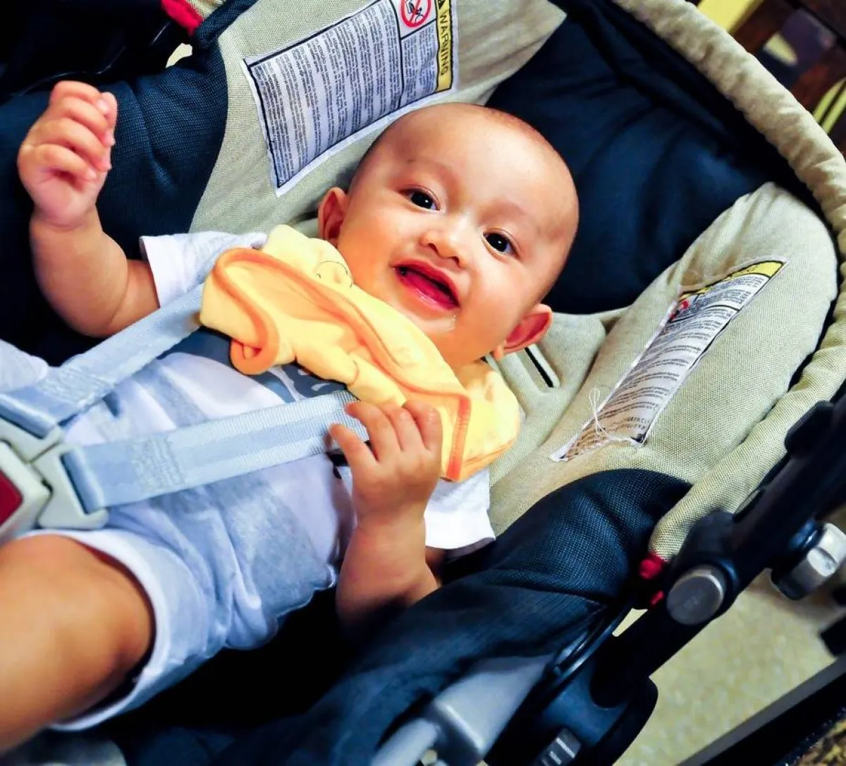 صورة لطفل في مقعد السيارة