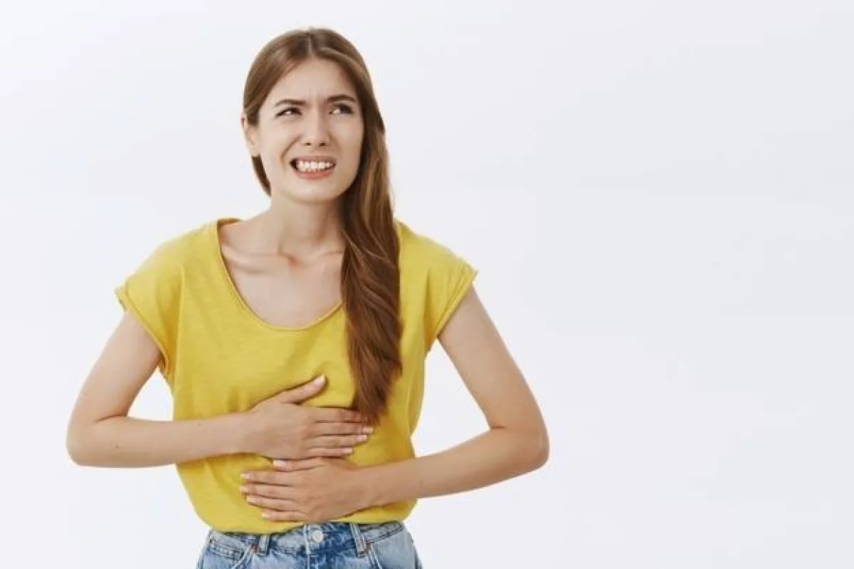 تؤدي الانتفاخات إلى الإصابة بألم جانب البطن الأيمن