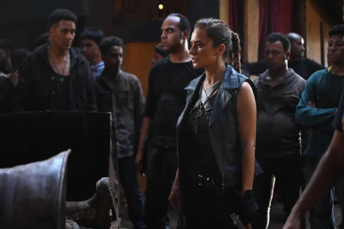 مشهد من مسلسل الجسر حيث نيللي كريم تقود المستعمرة - الصورة من المسؤول الإعلامي لمجموعة mbc