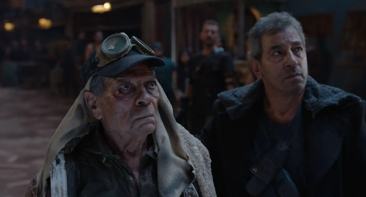 مشهد من مسلسل الجسر حيث يظهر محسن صبري وجميل برسوم -  الصورة من المسؤول الإعلامي لمجموعة mbc