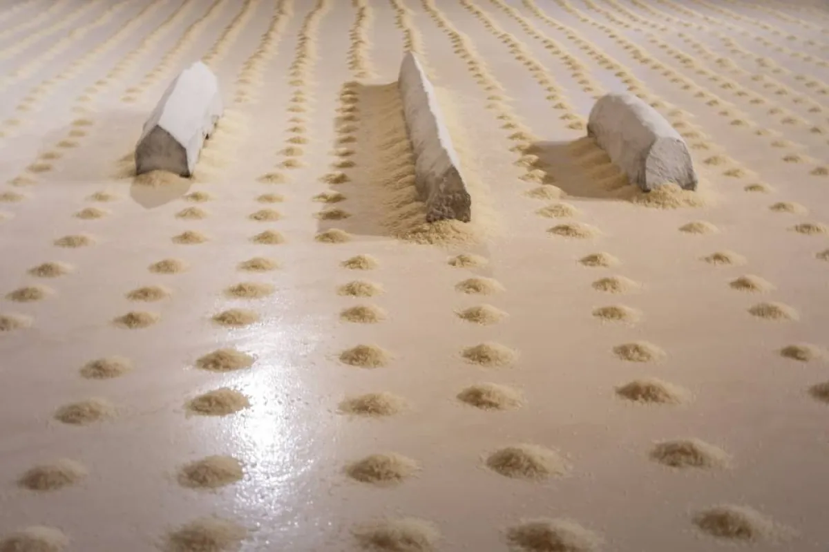 زكورات عمل فني بمعرض بينالي - الصورة من حساب بينالي بتويتر