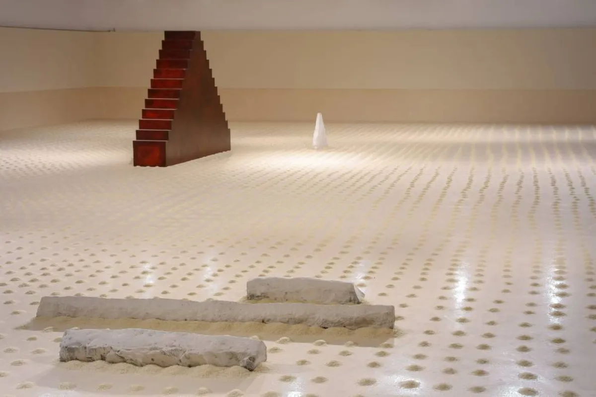 فنان ألماني يضع بصمته في معرض بينالي - الصورة من حساب بينالي على تويتر