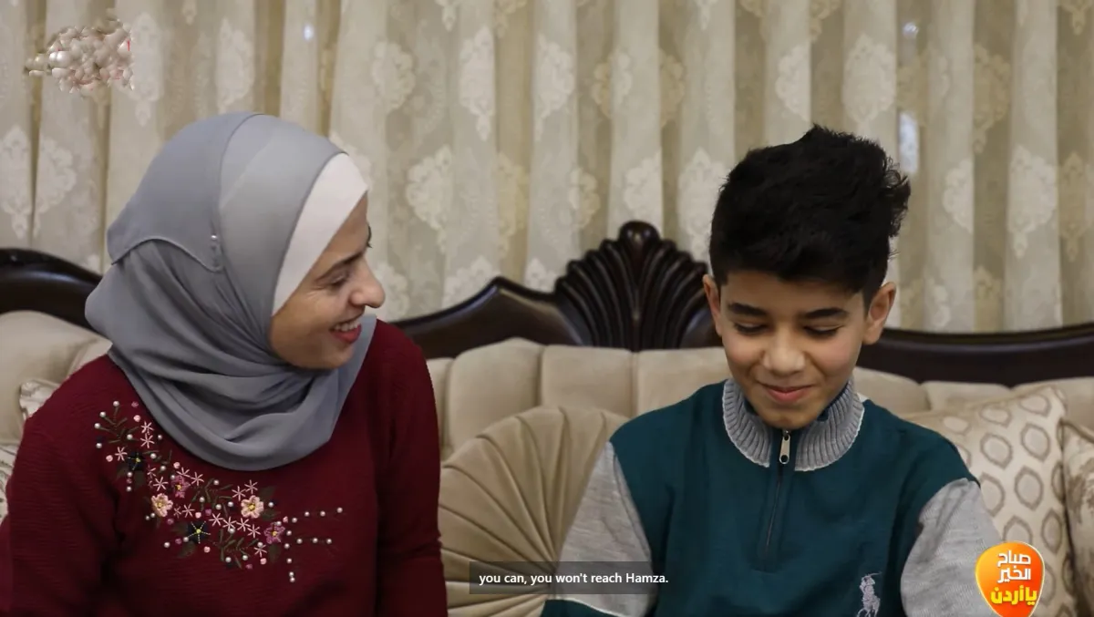 حمزة يتحدث مع والدته 