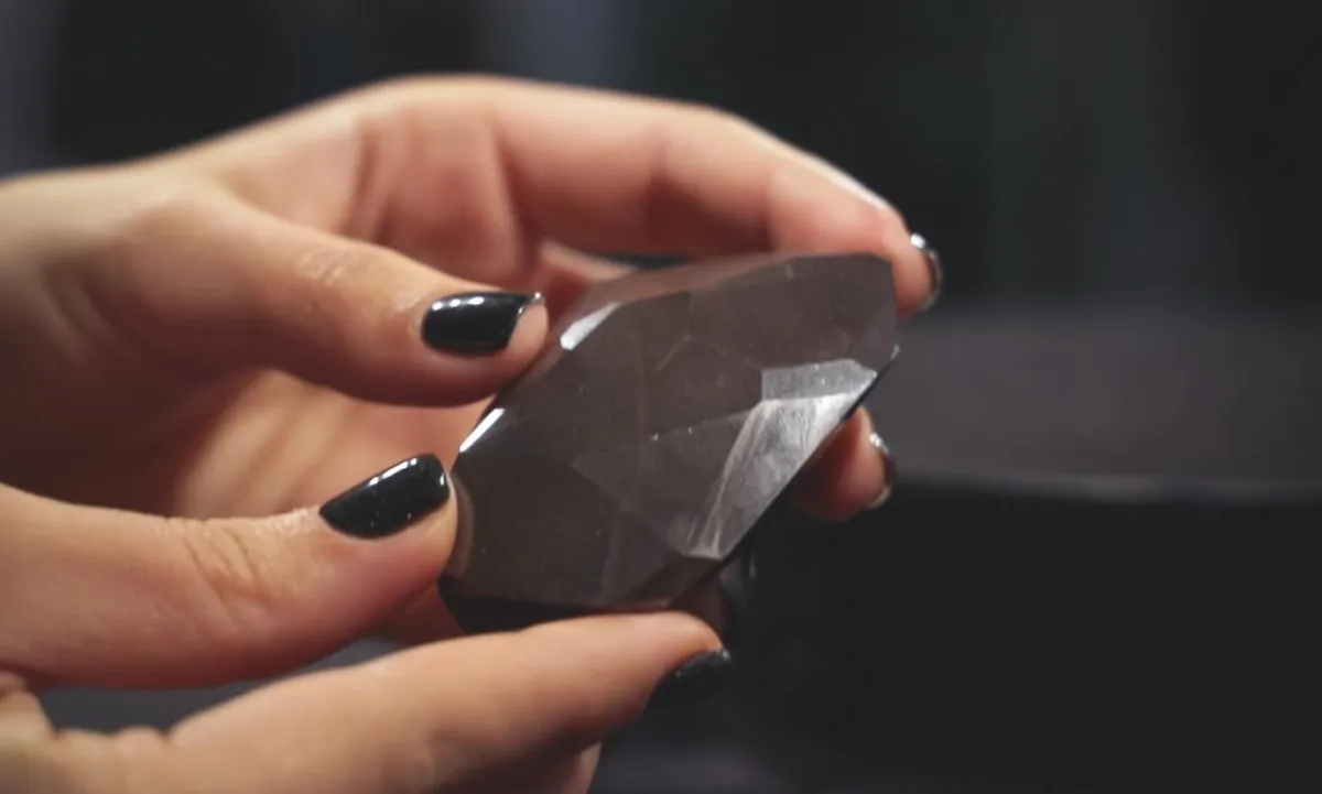 "إنيغما" أكبر ألماسة سوداء غامضة في معرض سوذبيز دبي 