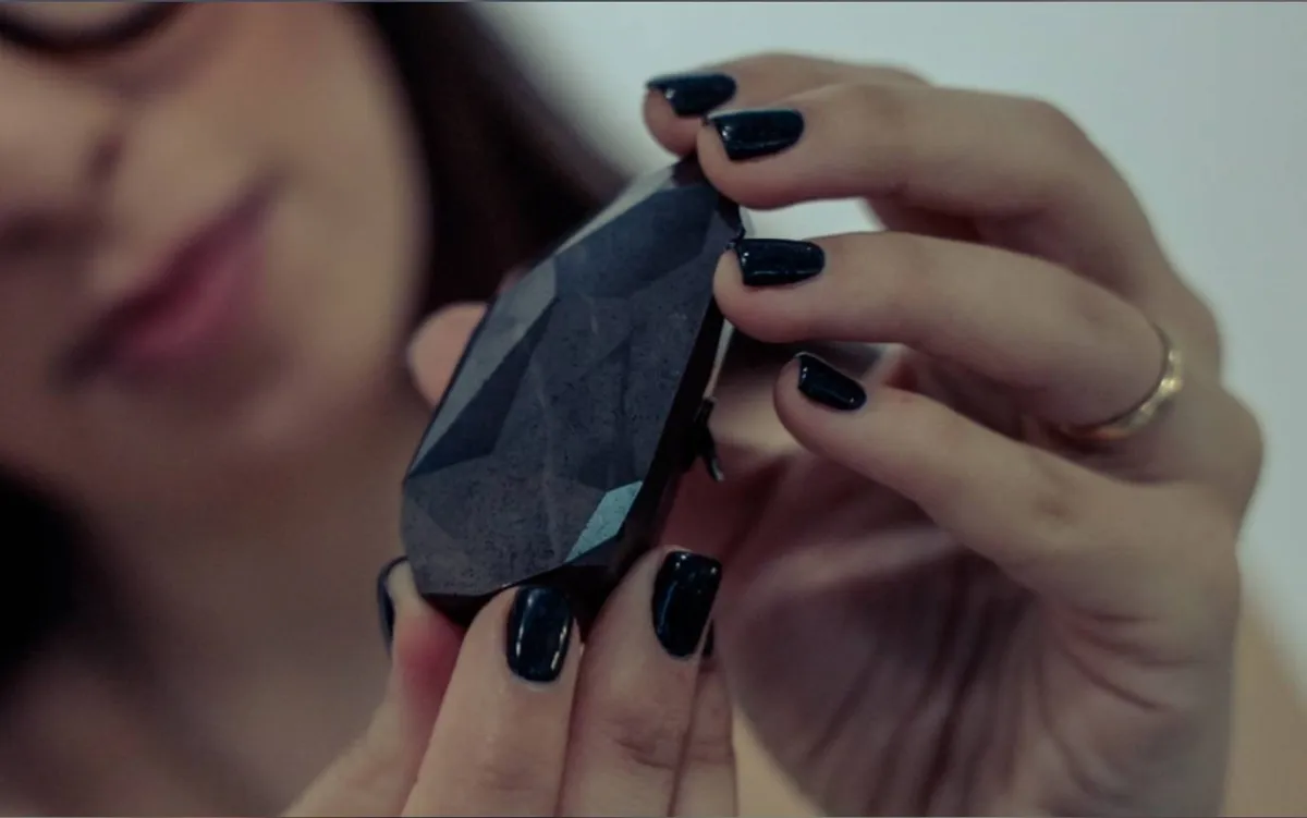 "إنيغما" أكبر ألماسة سوداء غامضة في معرض سوذبيز دبي 