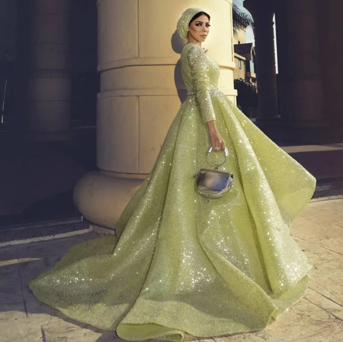 منة السني بفستان منفوش