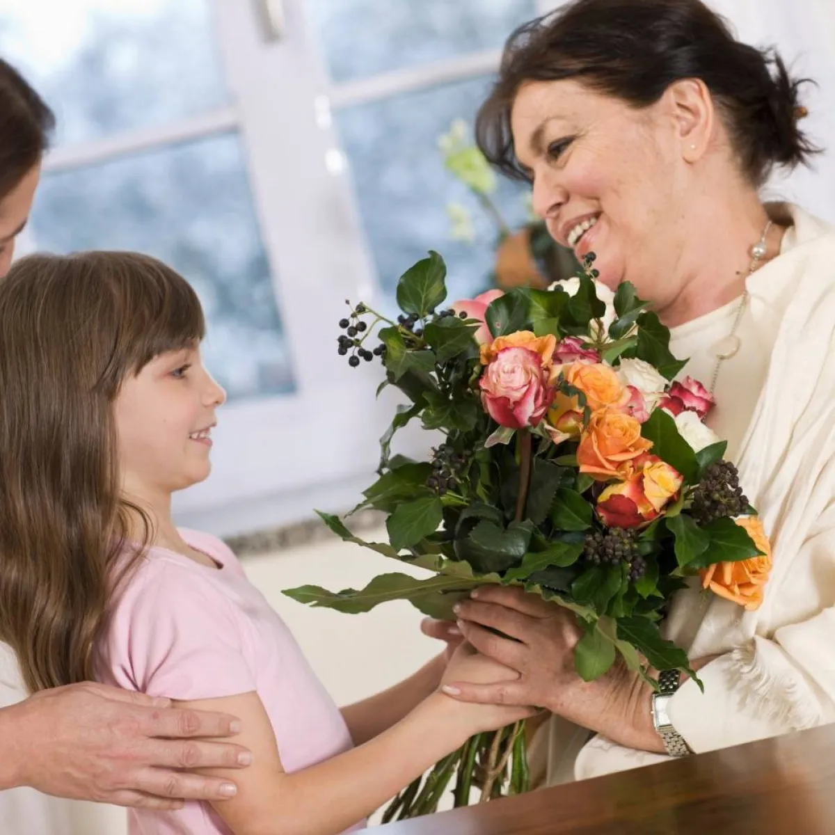 صورة لطفلة تتلقى مكافأة