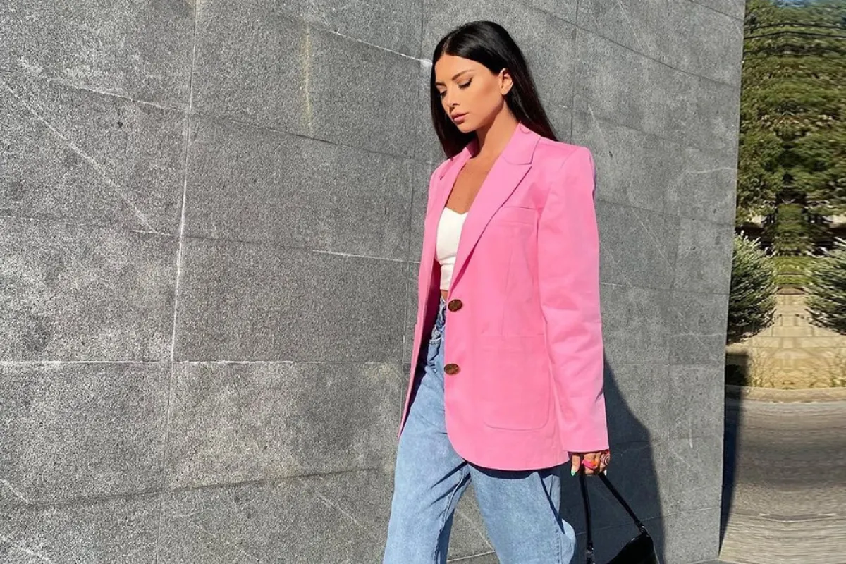 نتالي فنج ترتدي البليزر الزهري