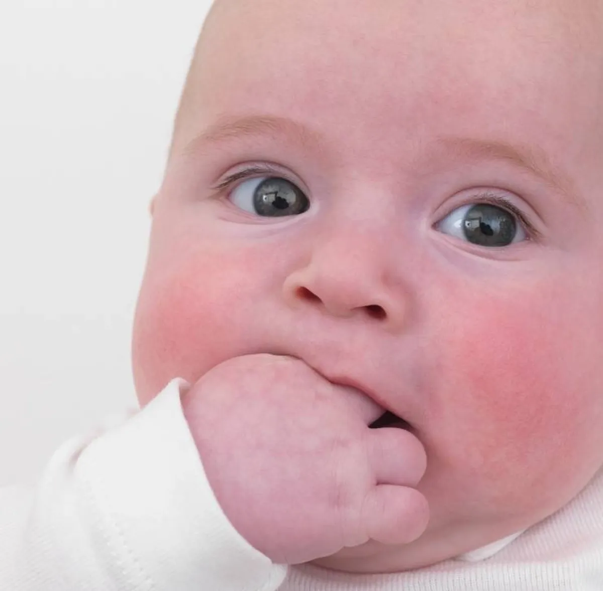 صورة لطفل عصبي ويضع اصبعه في فمه