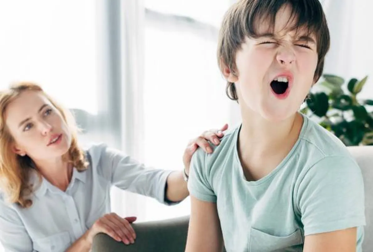 صورة لأم تهدئ ابنها