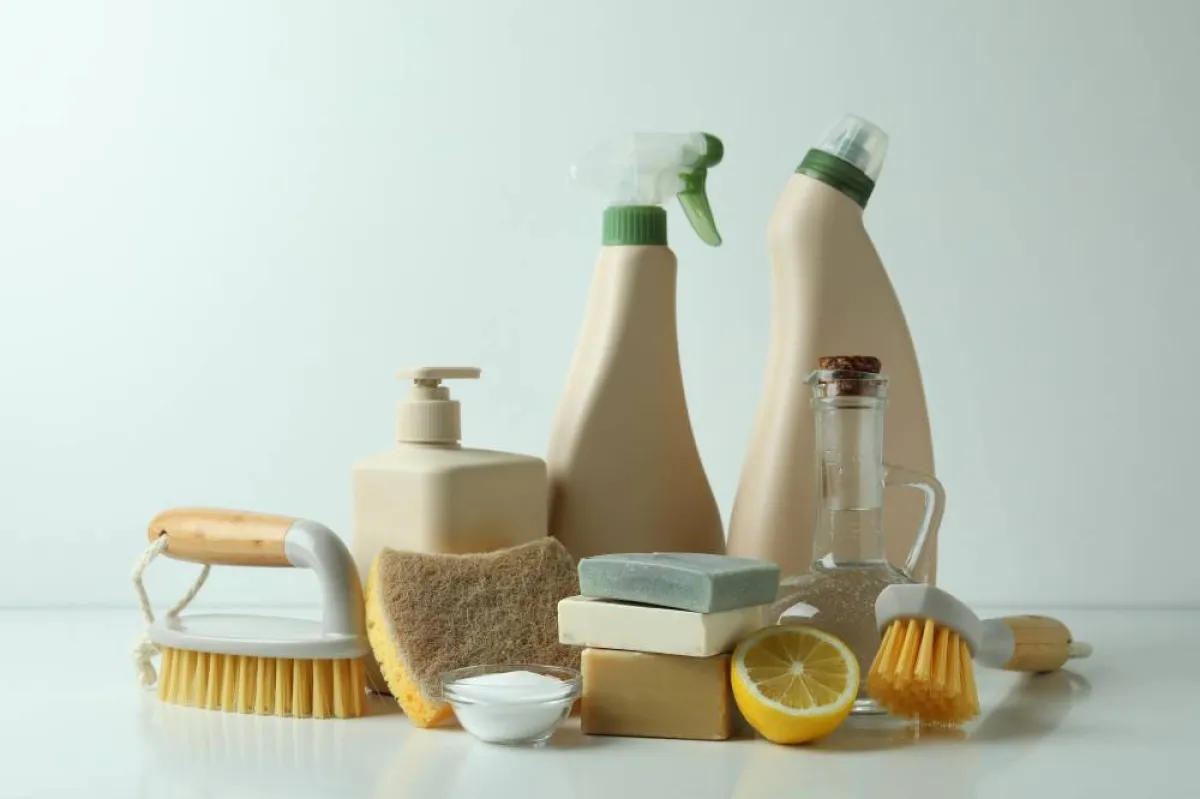 ما هي المكوّنات المستخدمة في تنظيف الطاولات ذات الأسطح الرخام؟