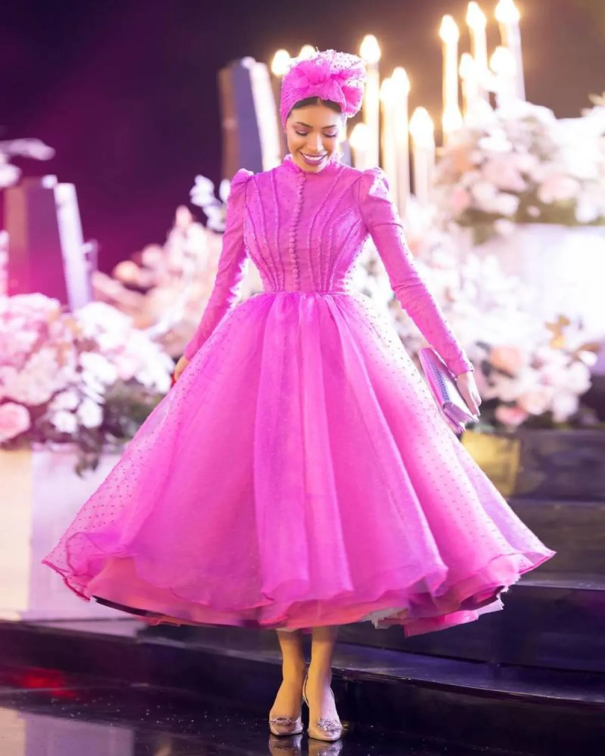 منة السني بفستان وردي داكن من التول المنفوش