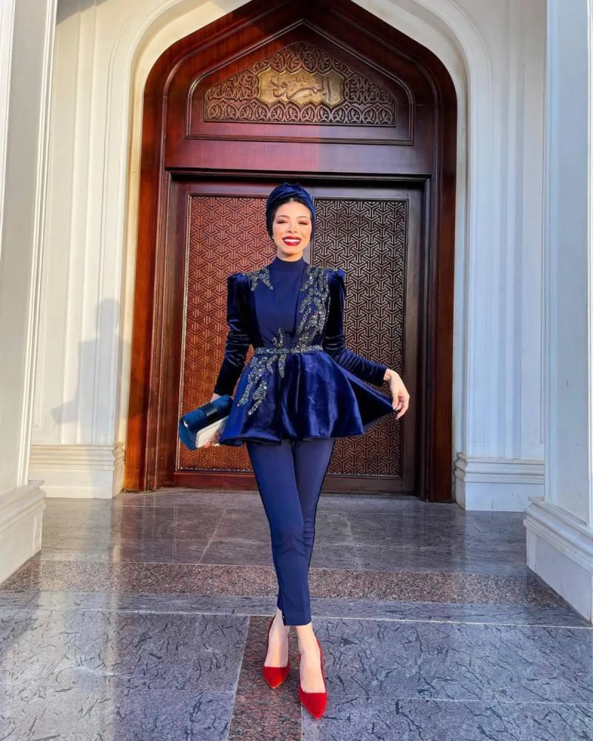 منة السني ببدلة مخمل باللون الكحلي مُطرزة باللون الفضي