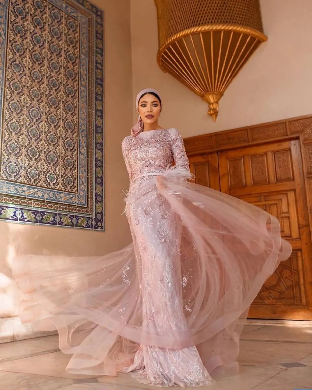 منة السني بفستان كشمير مُطرز بتنورة تول مبطنة 