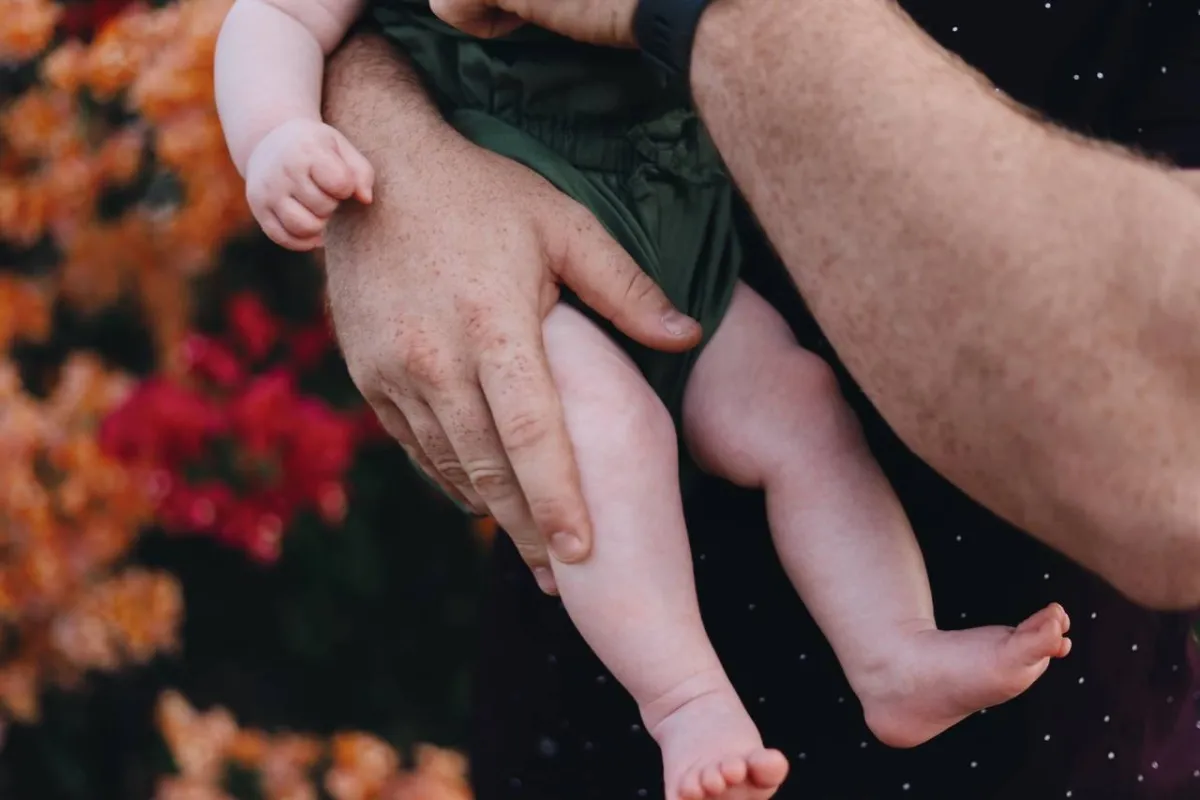 صورة لأب مع المولود