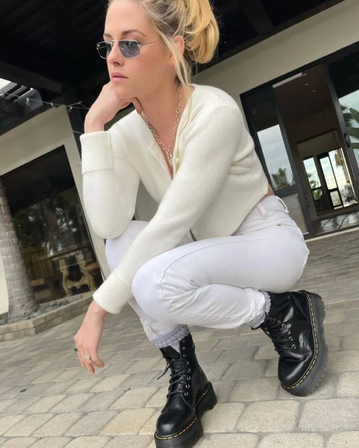 سرّ قلادة كريستين ستيورات-الصورة من حساب Tara Swennen على انستغرام