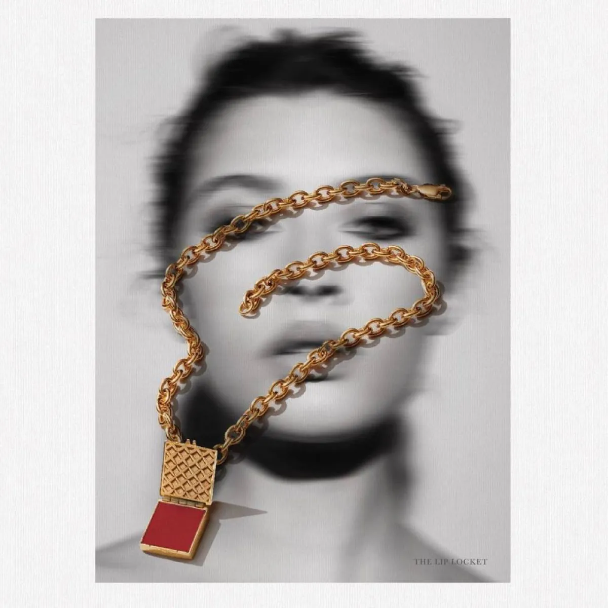 قلادة قفل كريستين ستيورات-الصورة من حساب Jillian Dempsey على انستغرام