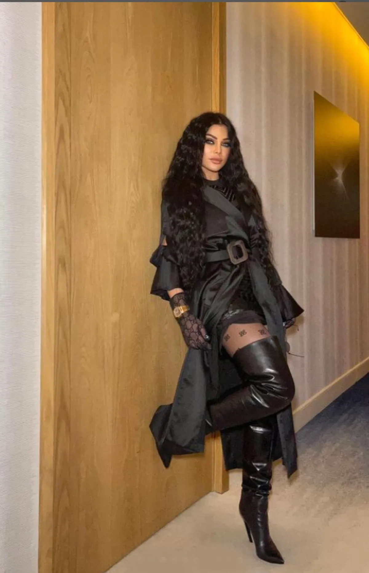 هيفاء وهبي تتدثر بالمعطف الأسود