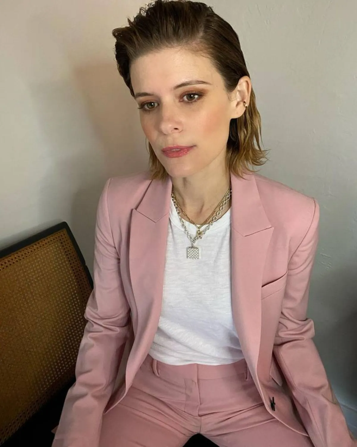 الممثلة Kate Mara ترتدي قلادة Lip Locket مع سلسة اخرى-الصورة من حساب Jillian Dempsey على انستغرام