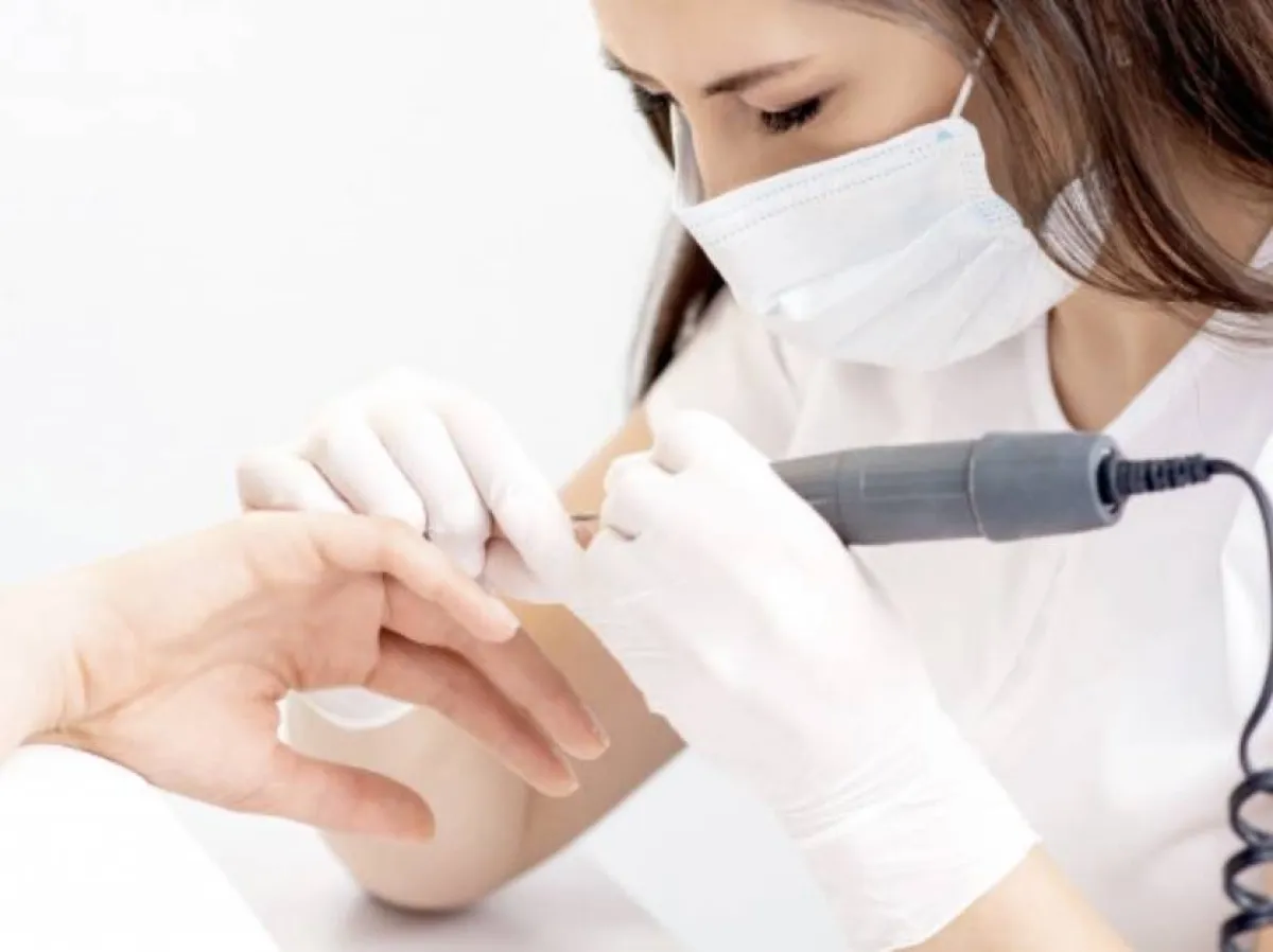 تركيب الاظافر وبردها