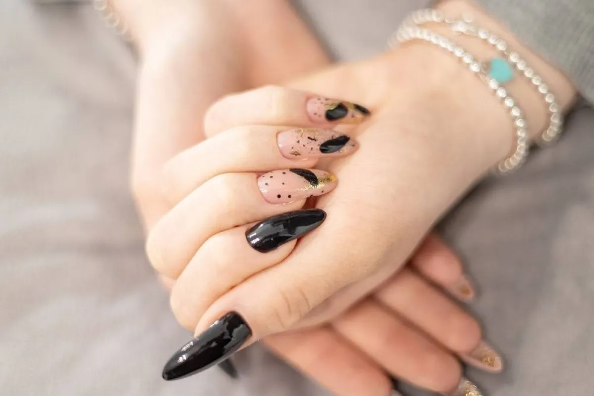 تطويل الأظافر الصناعي