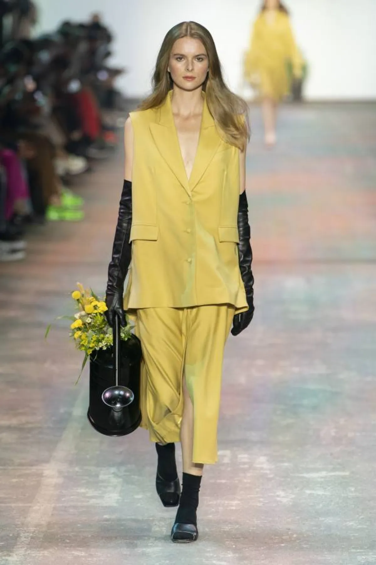 موديلات بدلات باللون الأصفر