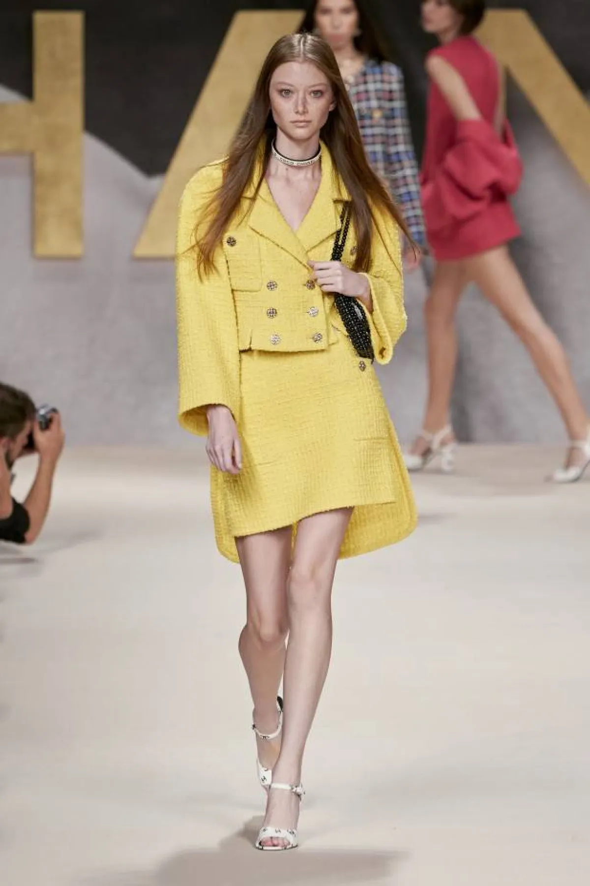 موديلات بدلات باللون الأصفر