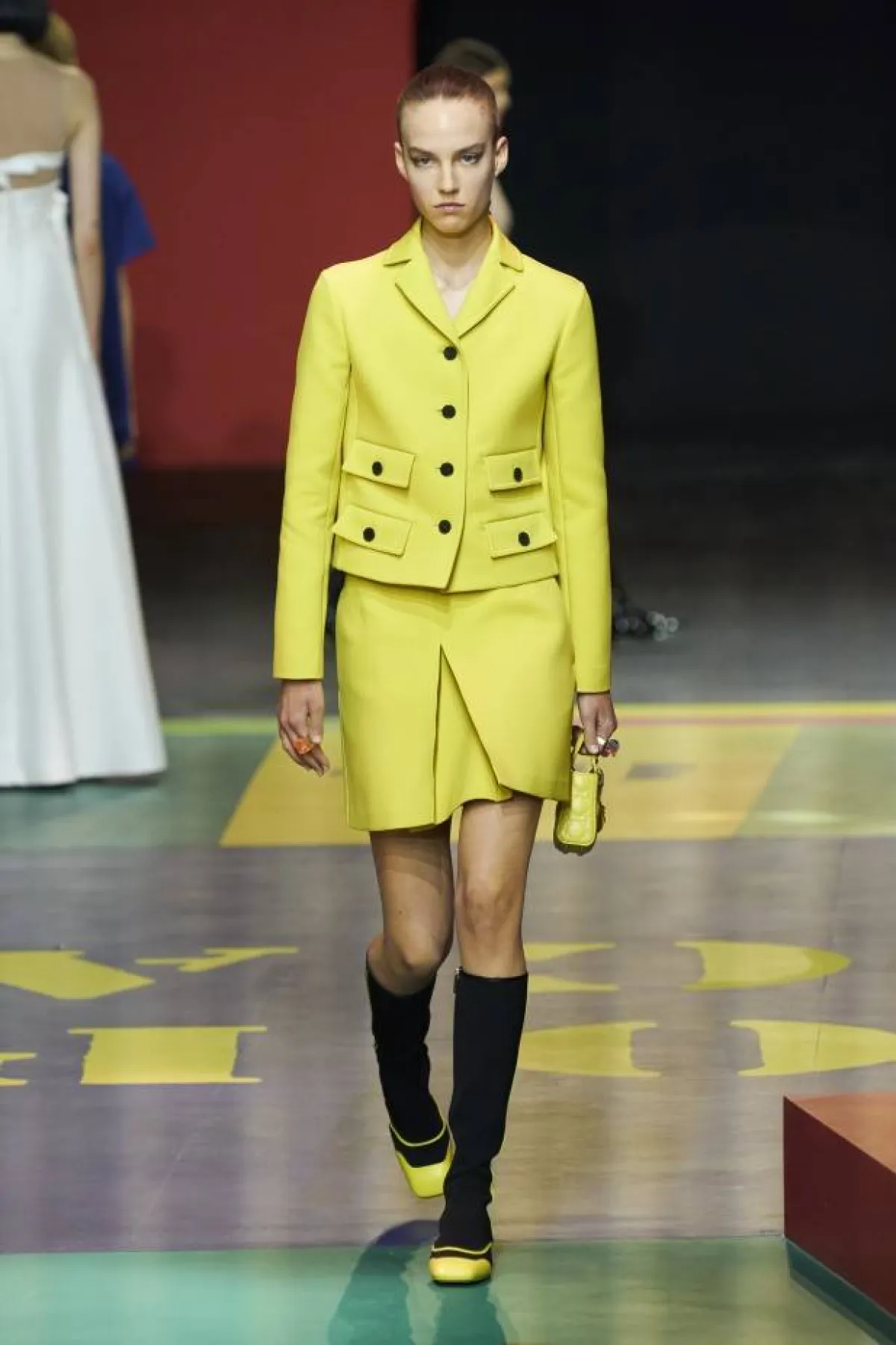 موديلات بدلات باللون الأصفر