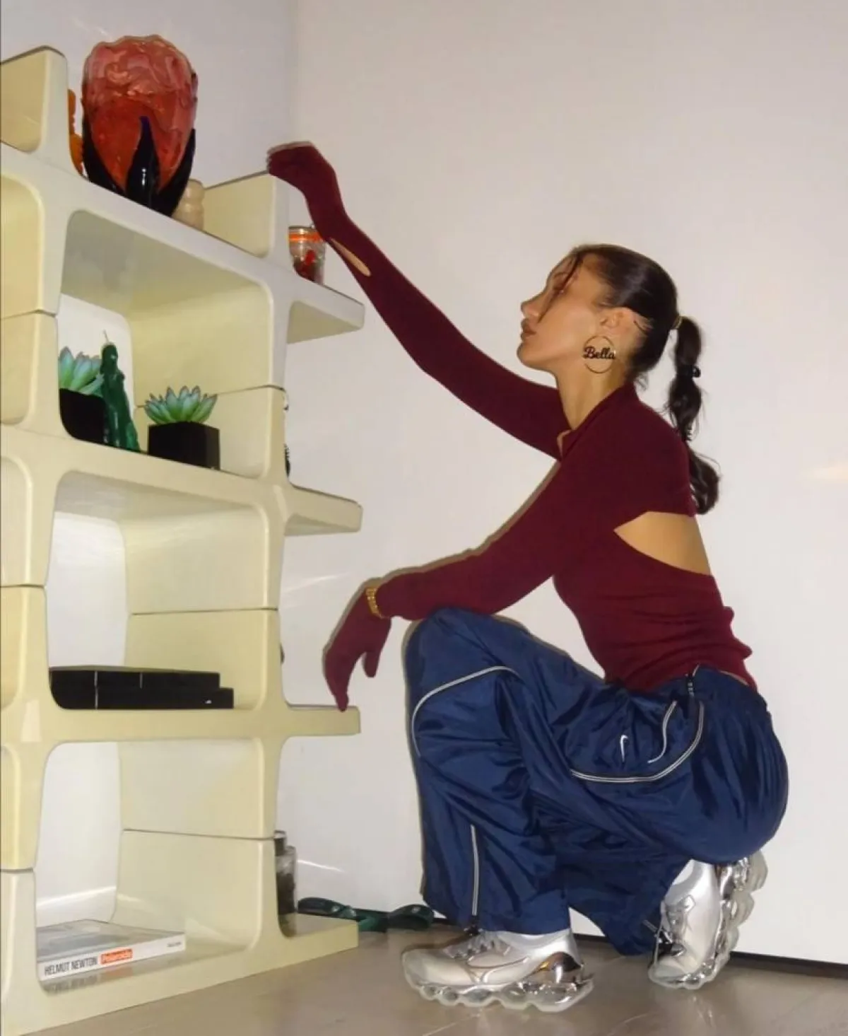 إطلالات شتوية من وحي بيلا حديد