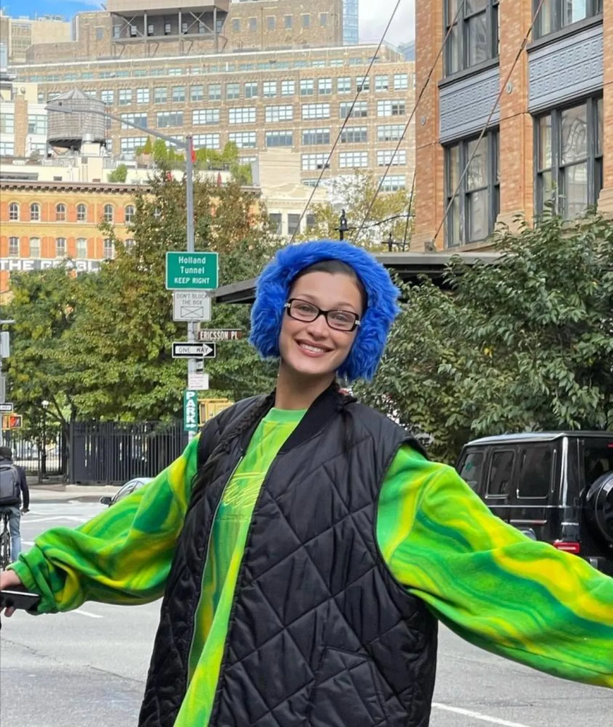 إطلالات شتوية من وحي بيلا حديد