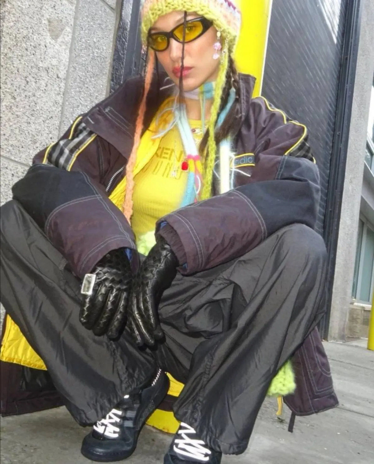 إطلالات شتوية من وحي بيلا حديد