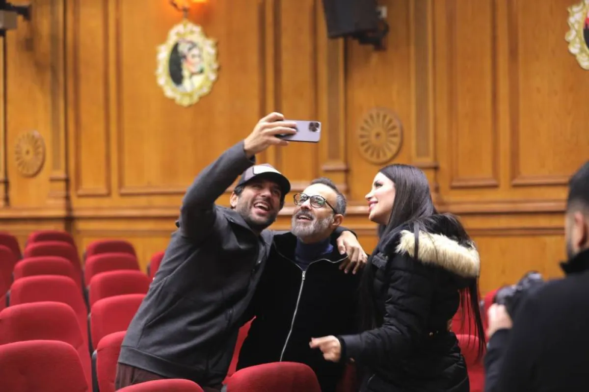 حسن الرداد ونسرين طافش وحمدي بدر في بروفات مسرحية كازانوفا - الصورة من المسؤول الإعلامي للمسرحية