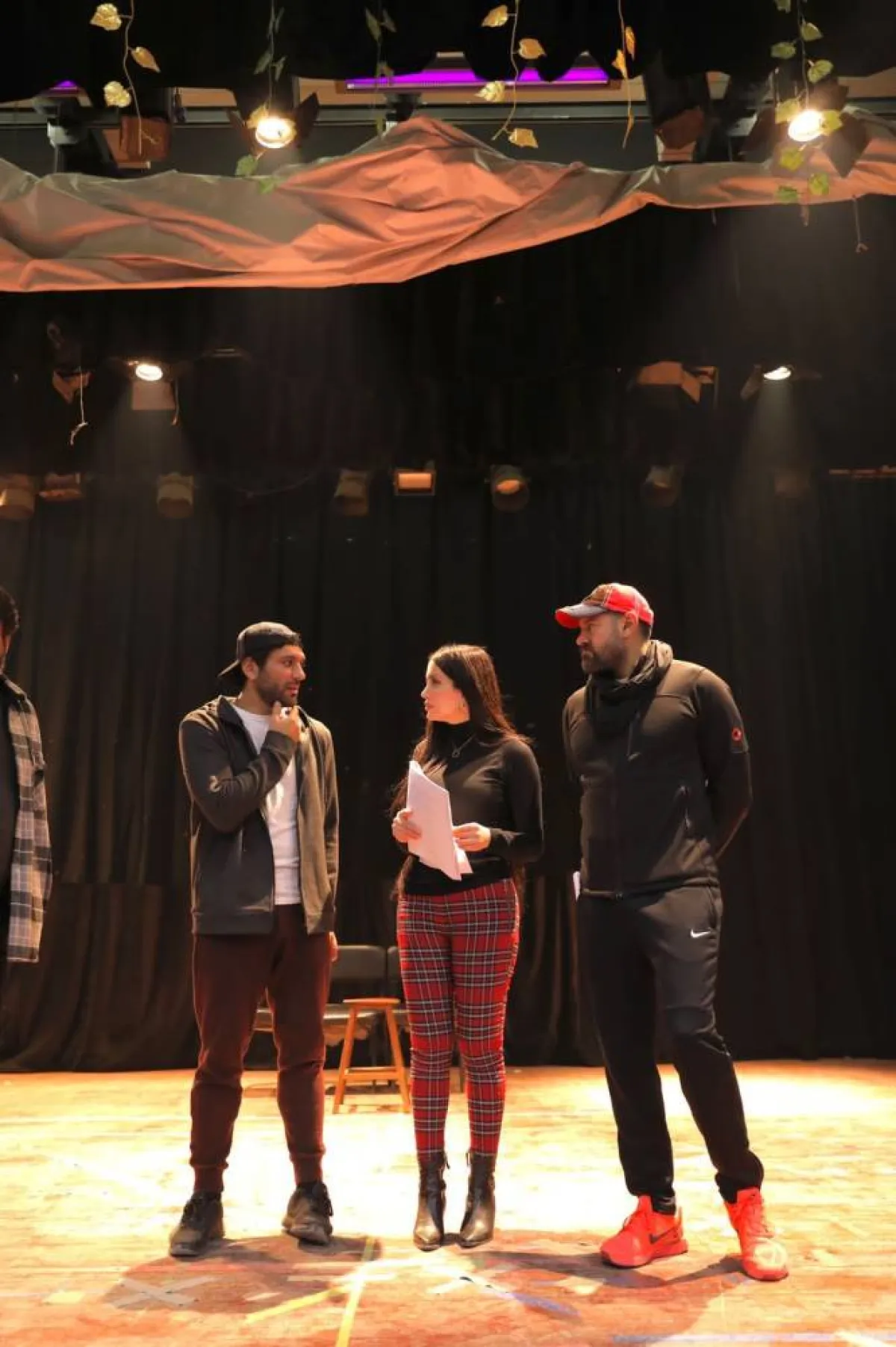 حسن الرداد وعمرو يوسف ونسرين طافش - الصورة من المسؤول الإعلامي للمسرحية