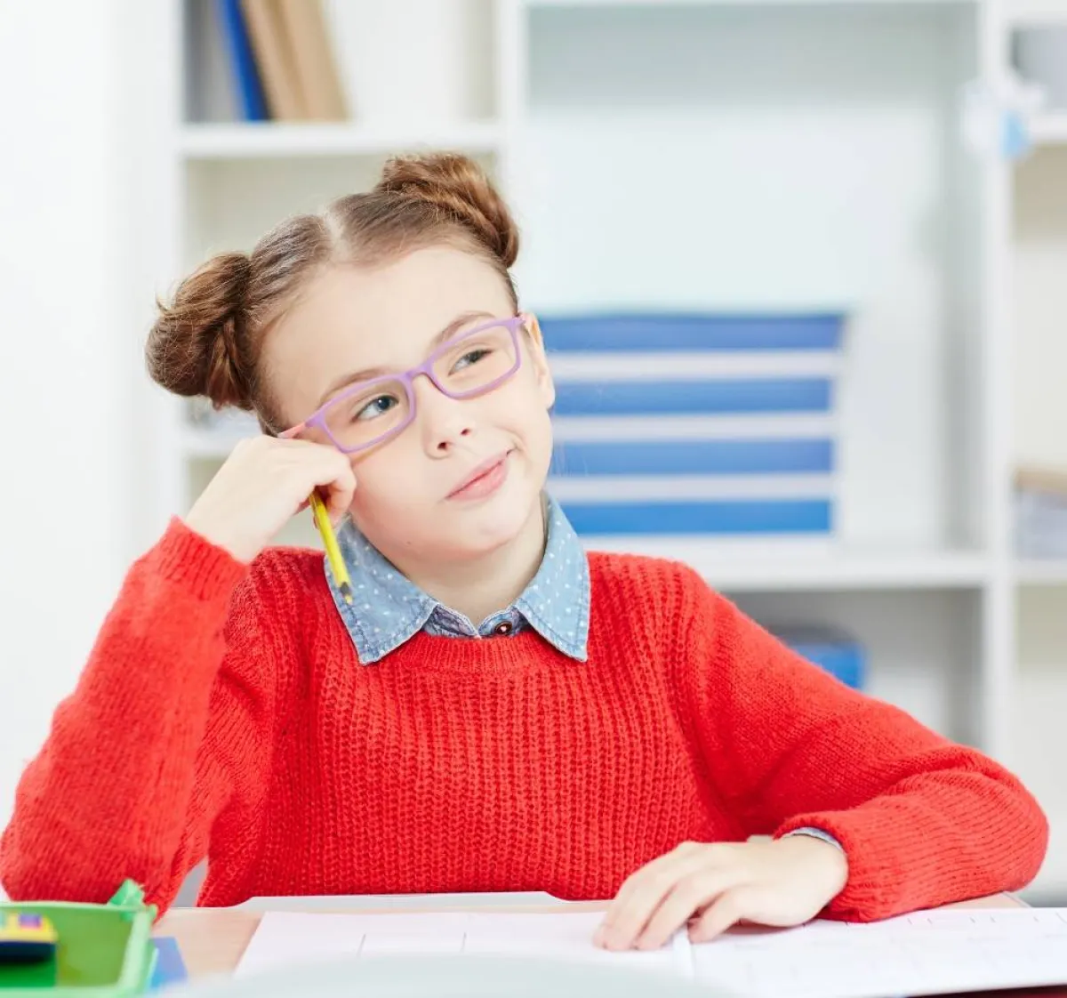 صورة لطفلة تعاني من قلة الانتباه والتركيز