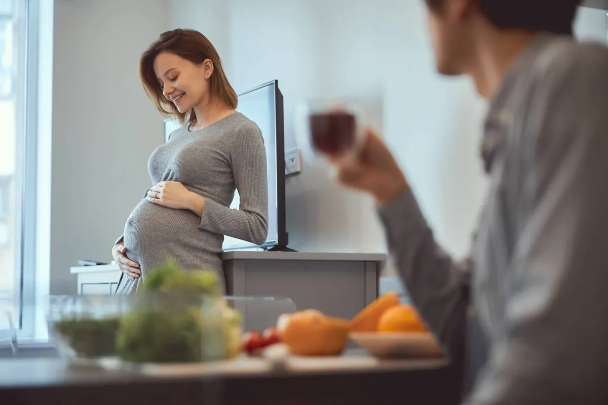 صورة حامل في الأسبوع السابع عشر سعيدة بحملها