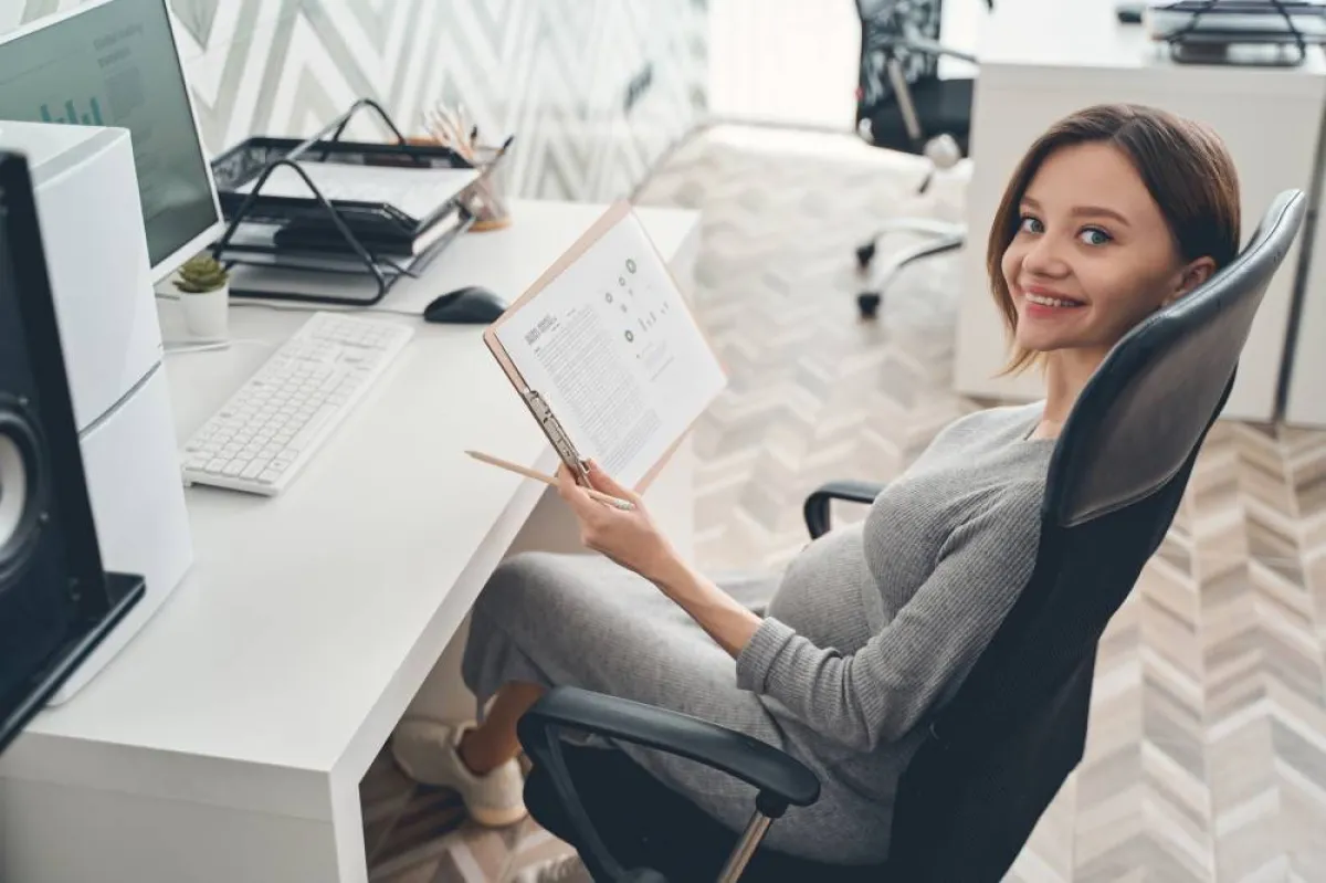 صورة لحامل في بداية شهرها الخامس أي الأسبوع السابع عشر