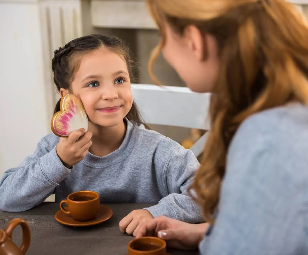 صورة لأم تعلم طفلتها بعض تمارين زيادة الانتباه والتركيز