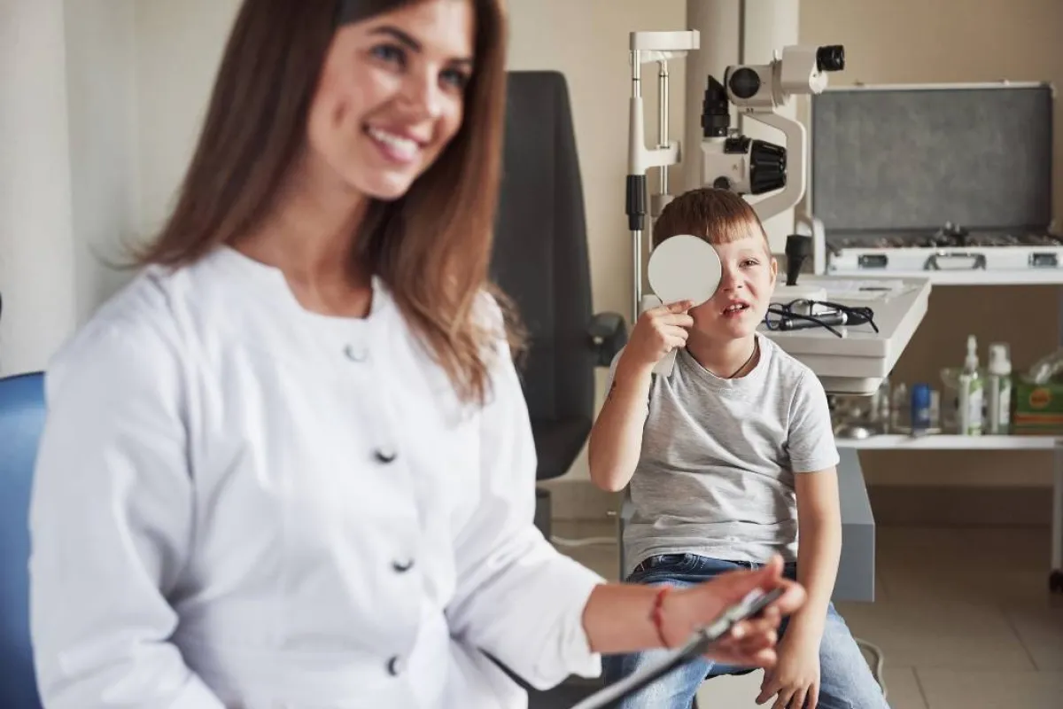 صورة لأم تجري تمريناً لطفلها لزيادة الانتباه لديه