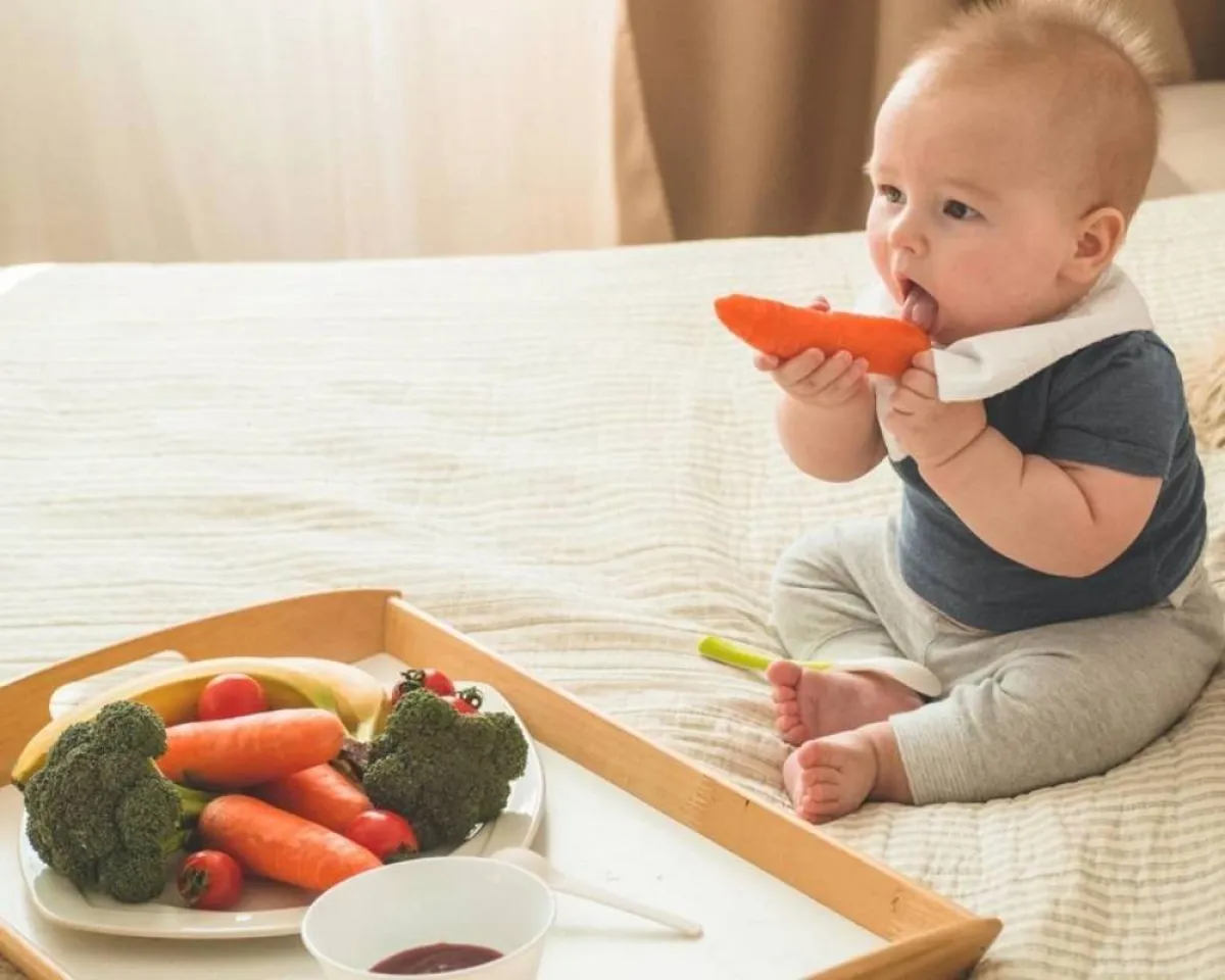 صورة لطفل يتناول الجزر